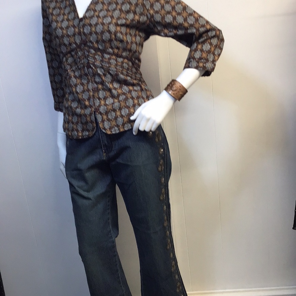 Patterned Brown V-Neck Blouse - Picture 2 of 12